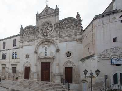 � qui che il tempio ci accoglie con la sua bianca facciata in realt� pi� moderna di quanto si possa pensare